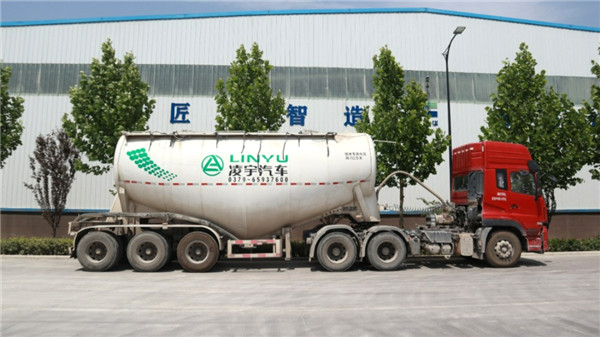 凌宇粉罐車(chē)