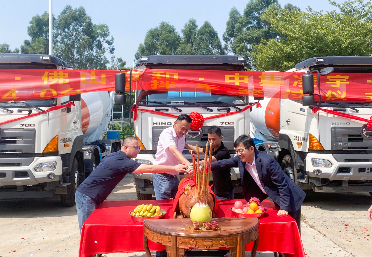 喜氣洋洋共相聚，40臺凌宇攪拌車交付大客戶！