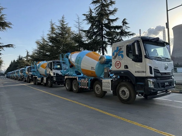 【發(fā)車新聞】再出發(fā)！年年歲歲常相“拌”，“柿柿如意”攪拌車交付時(shí)！