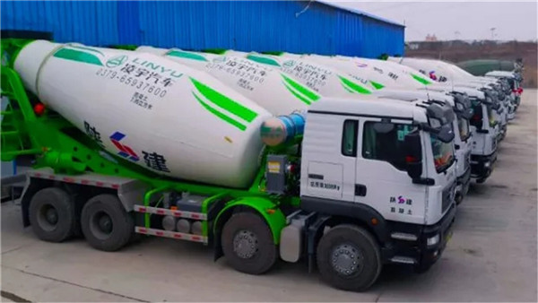 克服萬難！新春批凌宇罐車發(fā)往市場