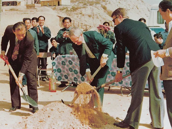 人民日?qǐng)?bào) | 麥伯良：敢闖敢試，泥路走成幸福路